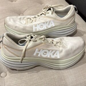 Hoka Bondi 8 in Cream Off White